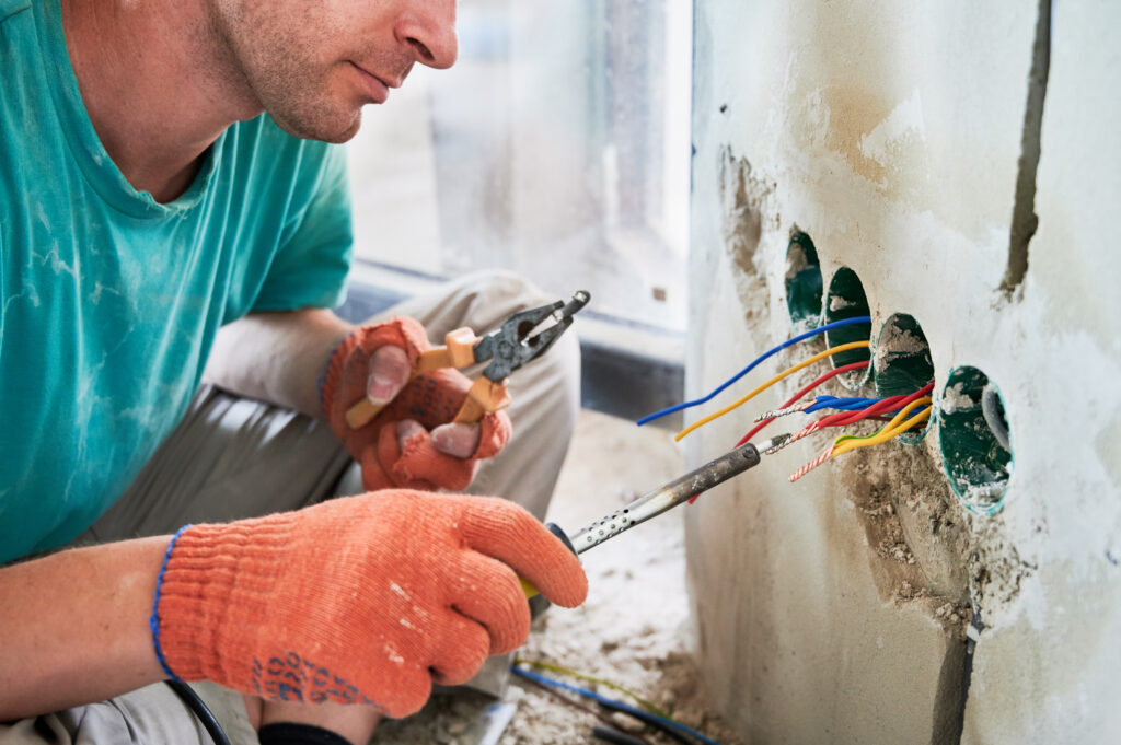 7 Warning Signs Your Des Moines Home Needs Rewiring